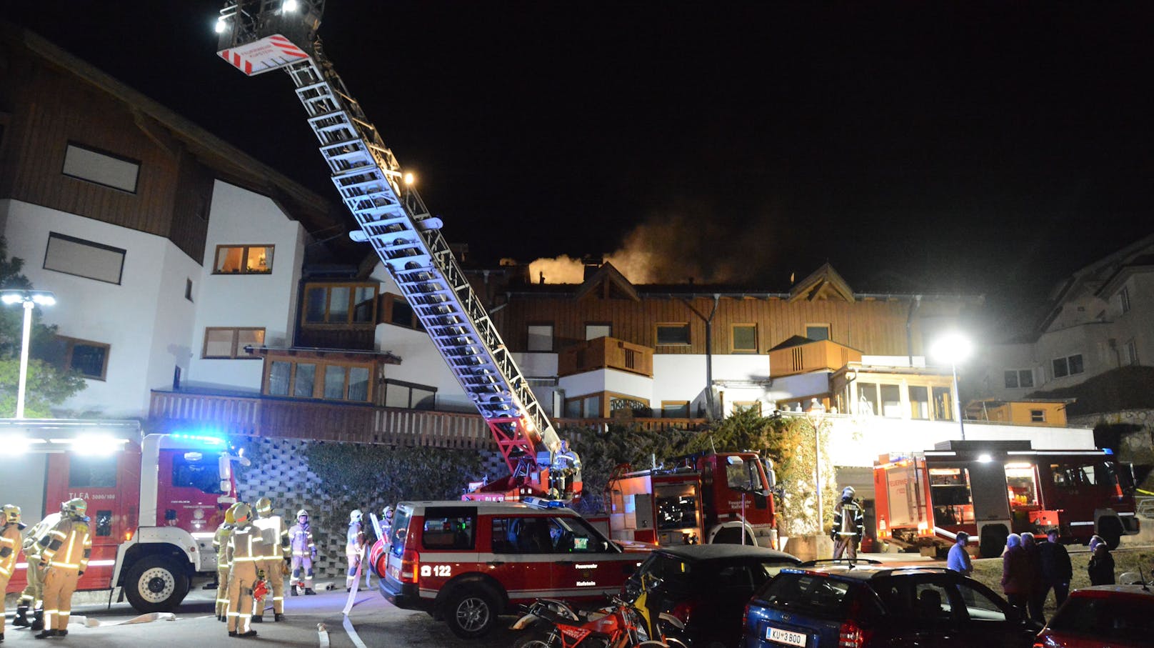 Vier Freiwillige Feuerwehren rückten mit insgesamt elf Fahrzeugen und rund 100 Feuerwehrleuten zum Einsatzort in Langkampfen an.