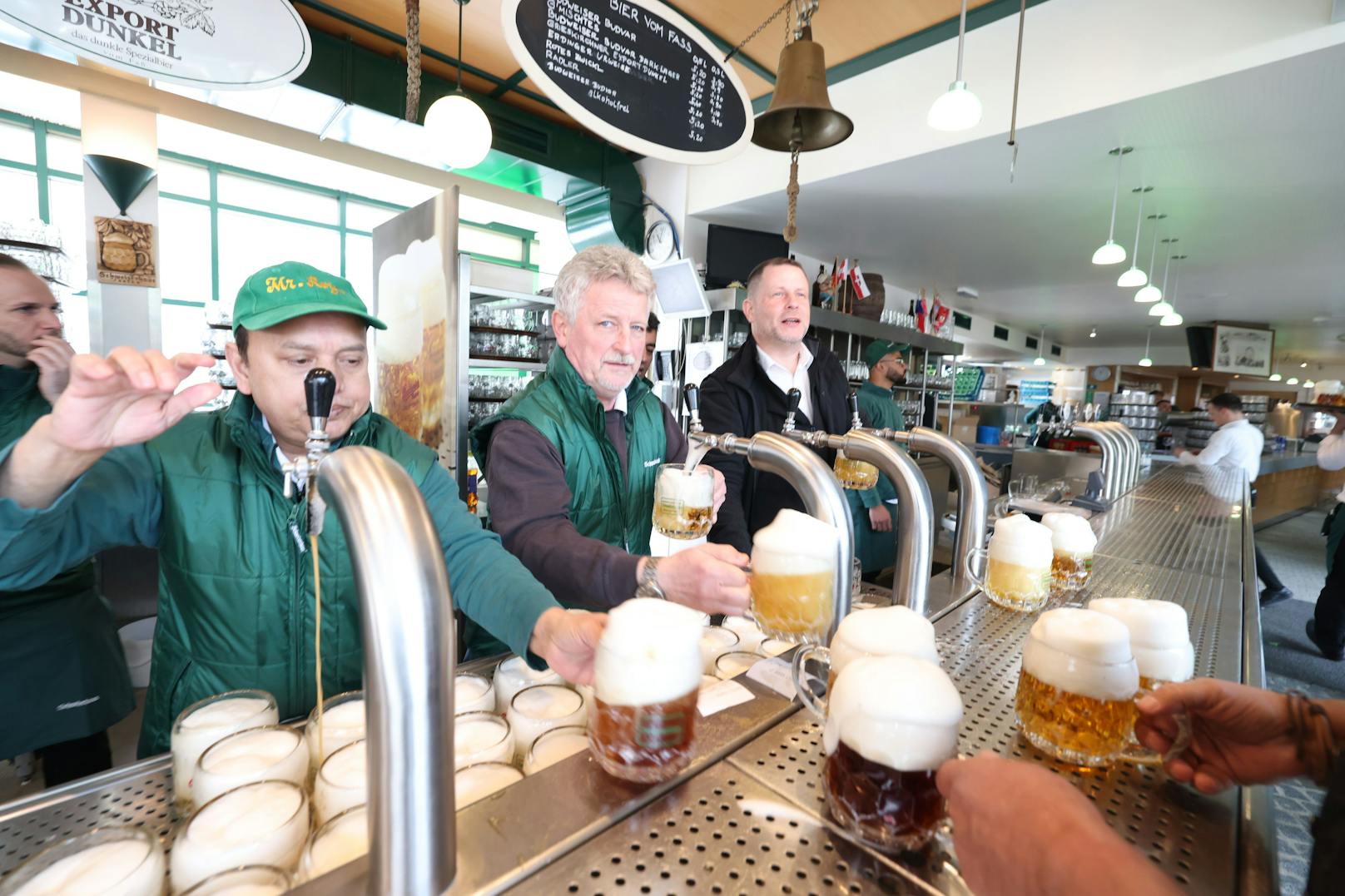 Sturm aufs Bier: Am Dienstag startete das Schweizerhaus im Wiener Prater in die Saison 2022.