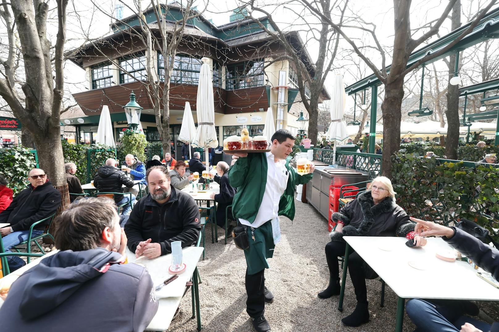 Sturm aufs Bier: Am Dienstag startete das Schweizerhaus im Wiener Prater in die Saison 2022.