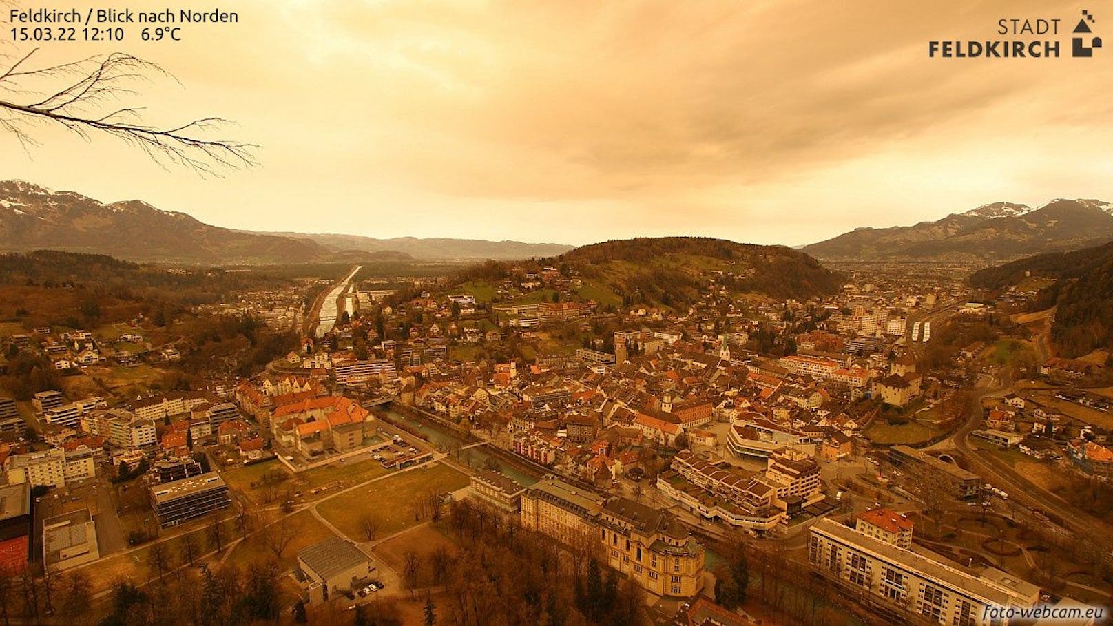 Saharastaub in Vorarlberg am 15. März 2022. Im Bild <strong>Feldkirch</strong>.