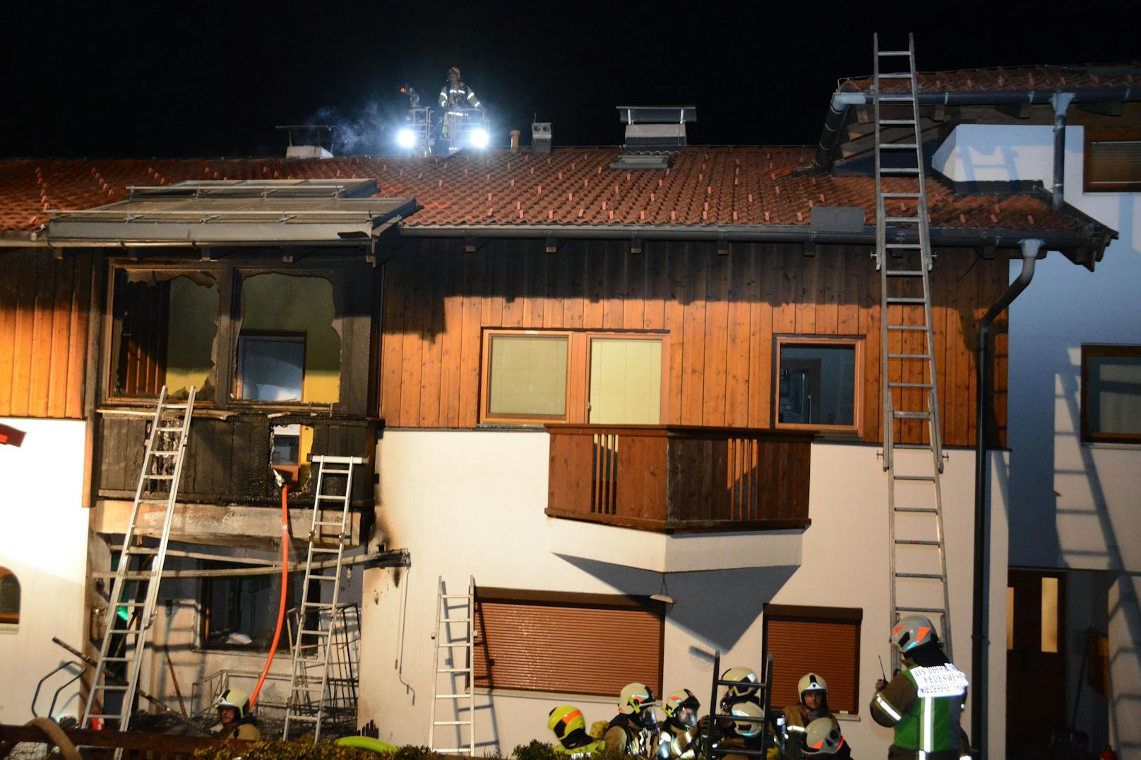 Kurz nach Mitternacht fing die Fassade des Reihenhauses Feuer. Alle Bewohner der betroffenen Wohnung konnten das Haus unverletzt verlassen. Sie sind derzeit in einem Hotel in der Gegend untergebracht.