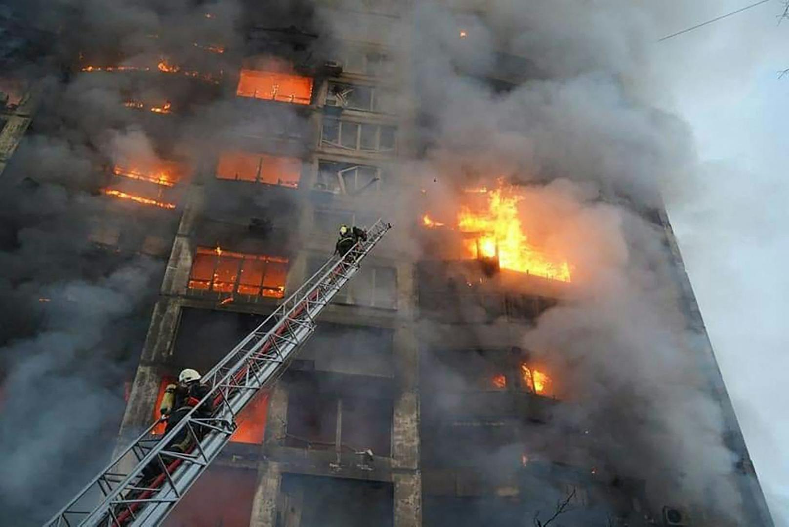 Zuvor hatten Rettungskräfte auch von einem Angriff auf ein etwa zehnstöckiges Gebäude im Stadtteil Podil berichtet.