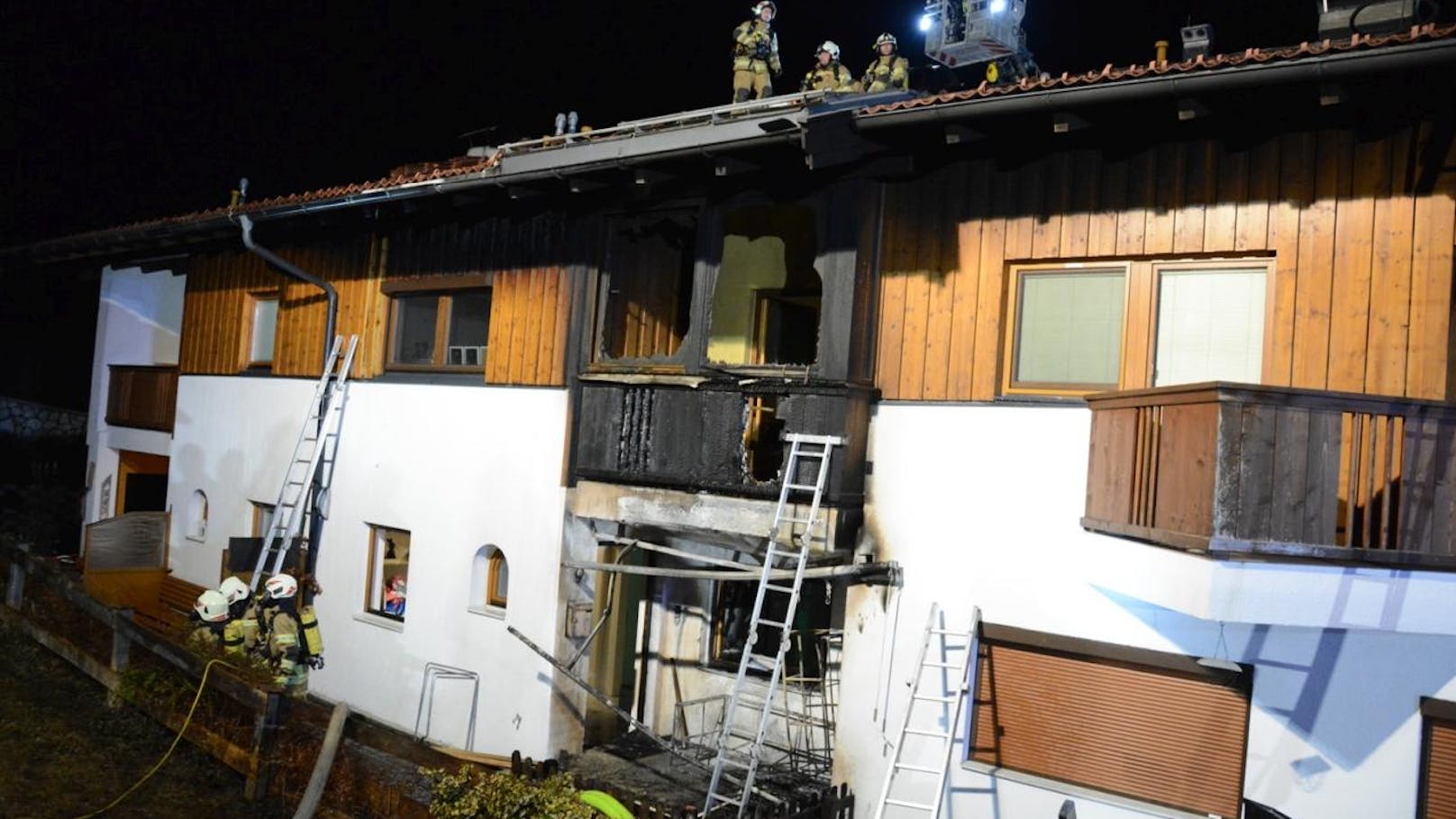 Das Feuer breitete sich von der Fassadendämmung bis zur Verschalung des Dachstuhles aus.