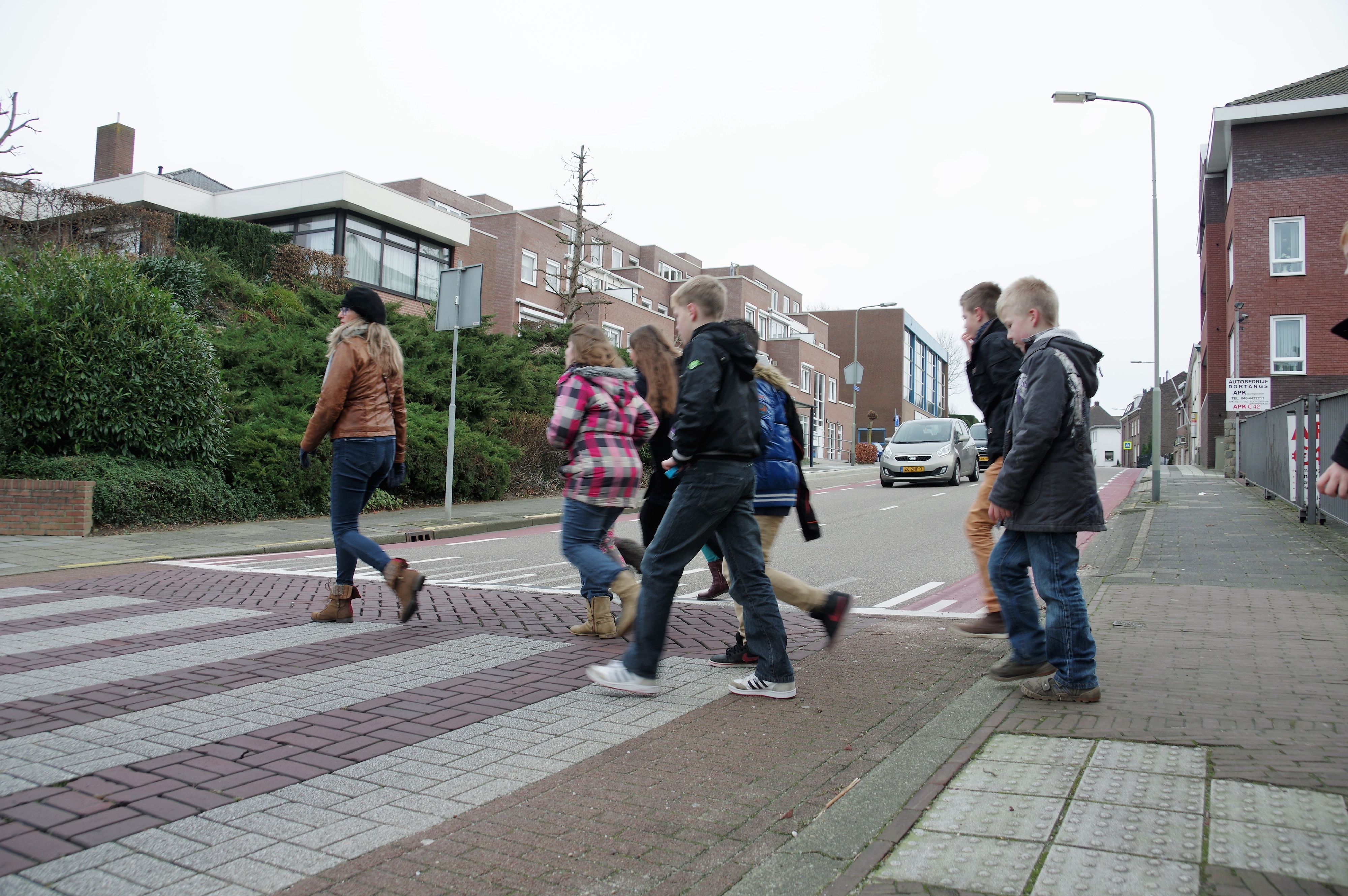 Der Lenker erfasste die beiden Schülerinnen, als sie sich auf dem Fußgängerübergang befanden. Symbolbild. 