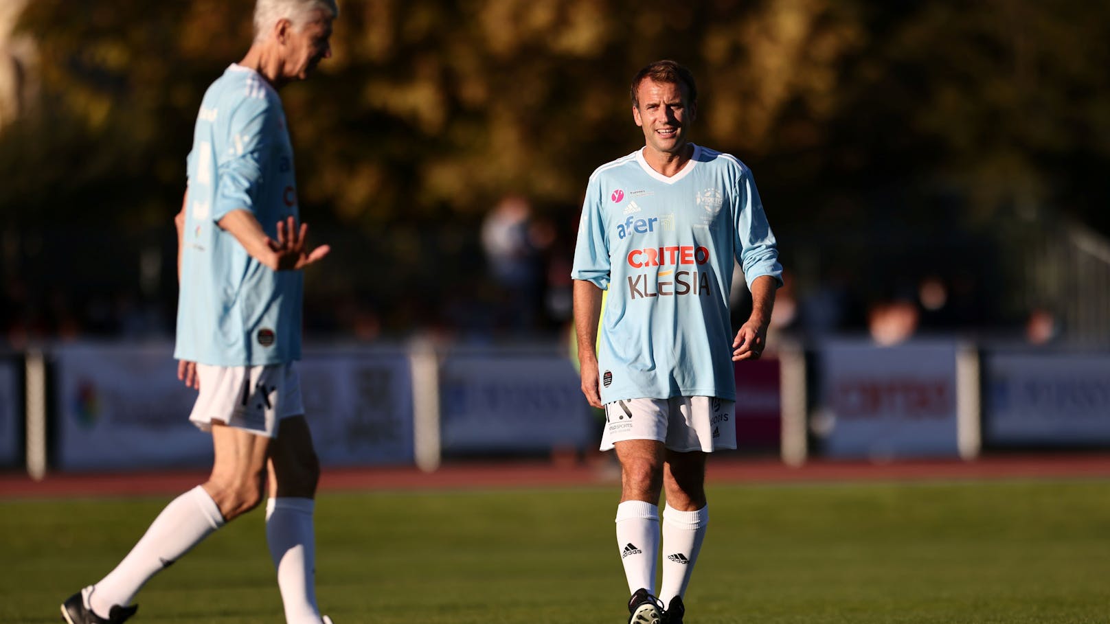 Ein seltenes Bild: Emmanuel Macron im Fußball-Dress. Er läuft während eines Wohltätigkeitsspiels um den Ball.