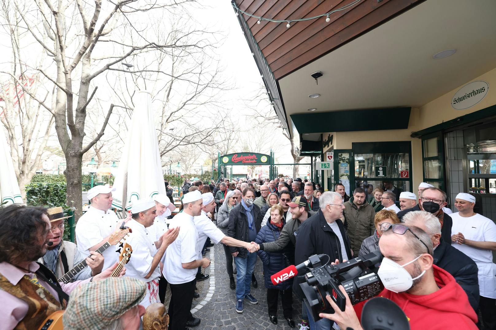 Sturm aufs Bier: Am Dienstag startete das Schweizerhaus im Wiener Prater in die Saison 2022.