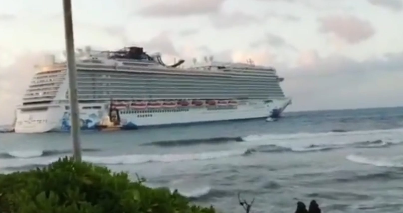 Die "Norwegian Escape" kommt nicht weiter. Das über 300 Meter lange Schiff ist vor der Dominikanischen Republik auf Grund gelaufen.