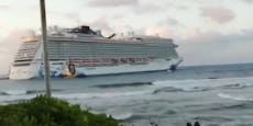 Riesiges Kreuzfahrtschiff in Karibik auf Grund gelaufen
