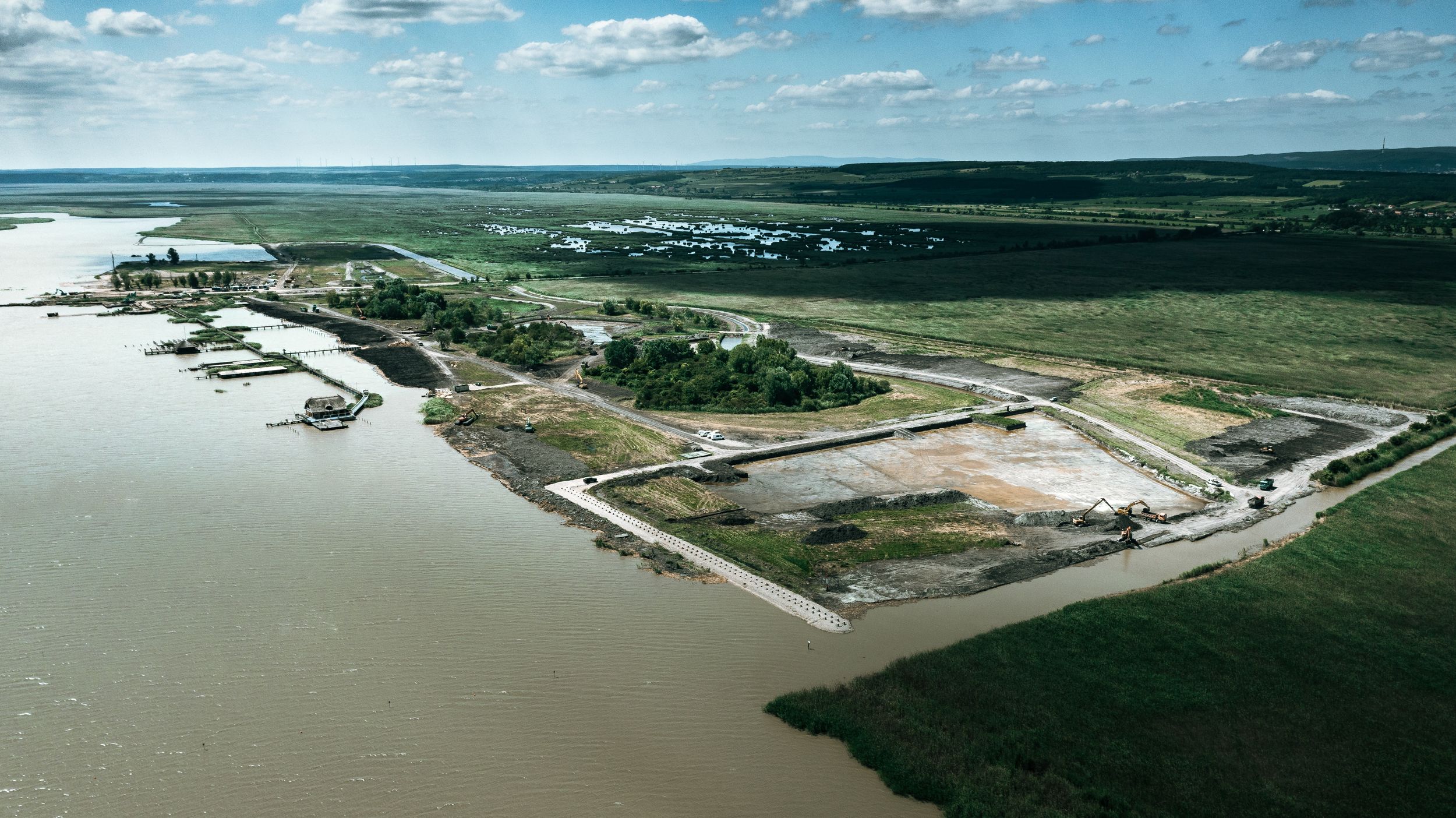 Dem Naturparadies Neusiedler See, welches seit 2001 zum UNESCO Weltnaturerbe zählt, droht die Zerstörung durch ein gigantisches Tourismusprojekt auf ungarischer Seite. 60 Hektar Naturfläche sollen für einen riesigen touristischen Komplex zubetoniert werden.