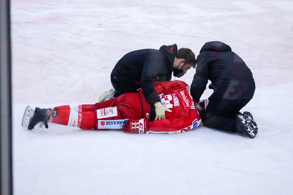 Steven Strong lag bewusstlos am Eis.