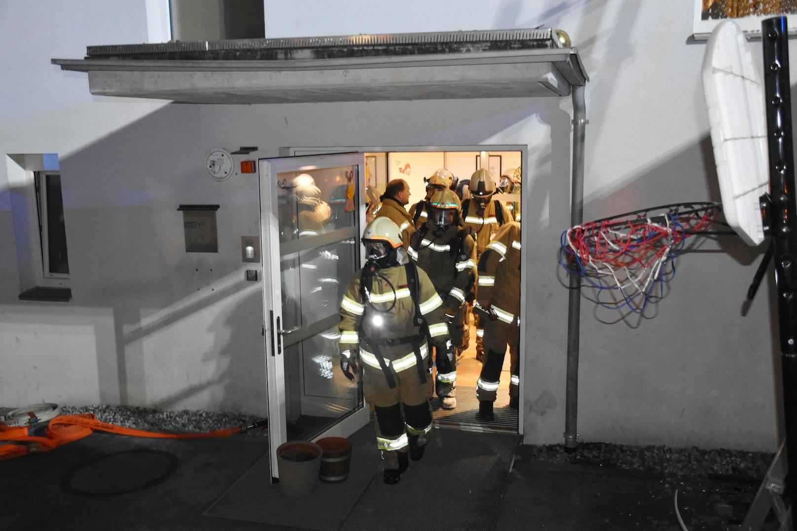 Der Brand war im Zimmer eines Heimbewohners ausgebrochen. Er soll sich zu dem Zeitpunkt in einem benachbarten Raum aufgehalten haben. Für die Kinder musste ein Ersatzquartier gefunden werden.