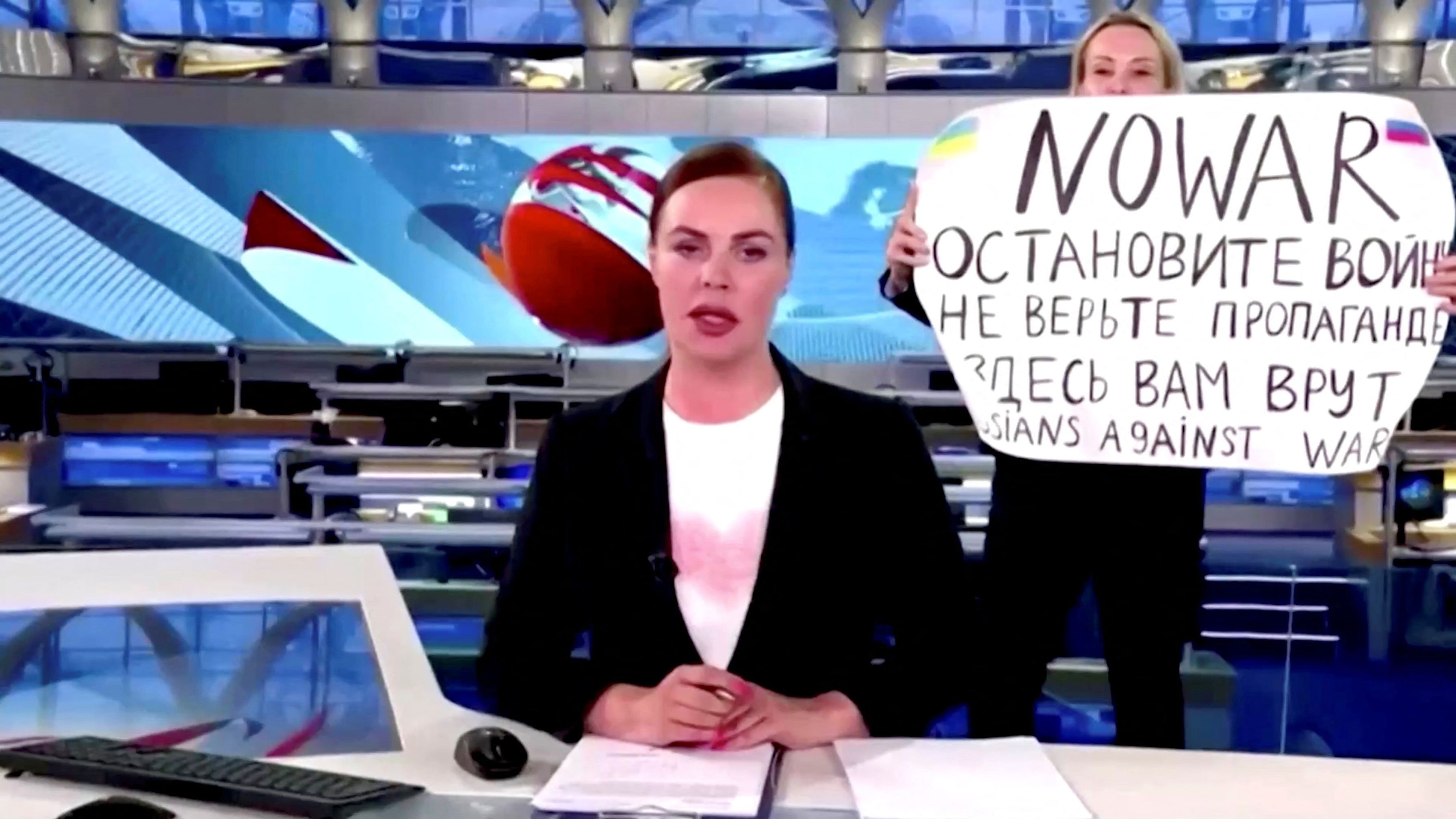 Marina Ovsiannikova stürmte mit einem Anti-Kriegs-Plakat eine russische Live-Sendung. Jetzt fürchtet sie die Rache des Kremls.