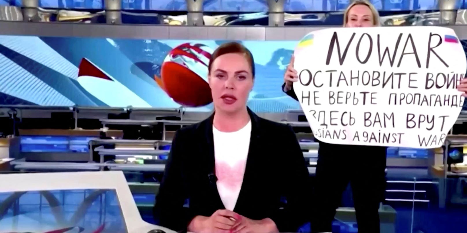 Marina Ovsiannikova stürmte mit einem Anti-Kriegs-Plakat eine russische Live-Sendung. Jetzt fürchtet sie die Rache des Kremls.