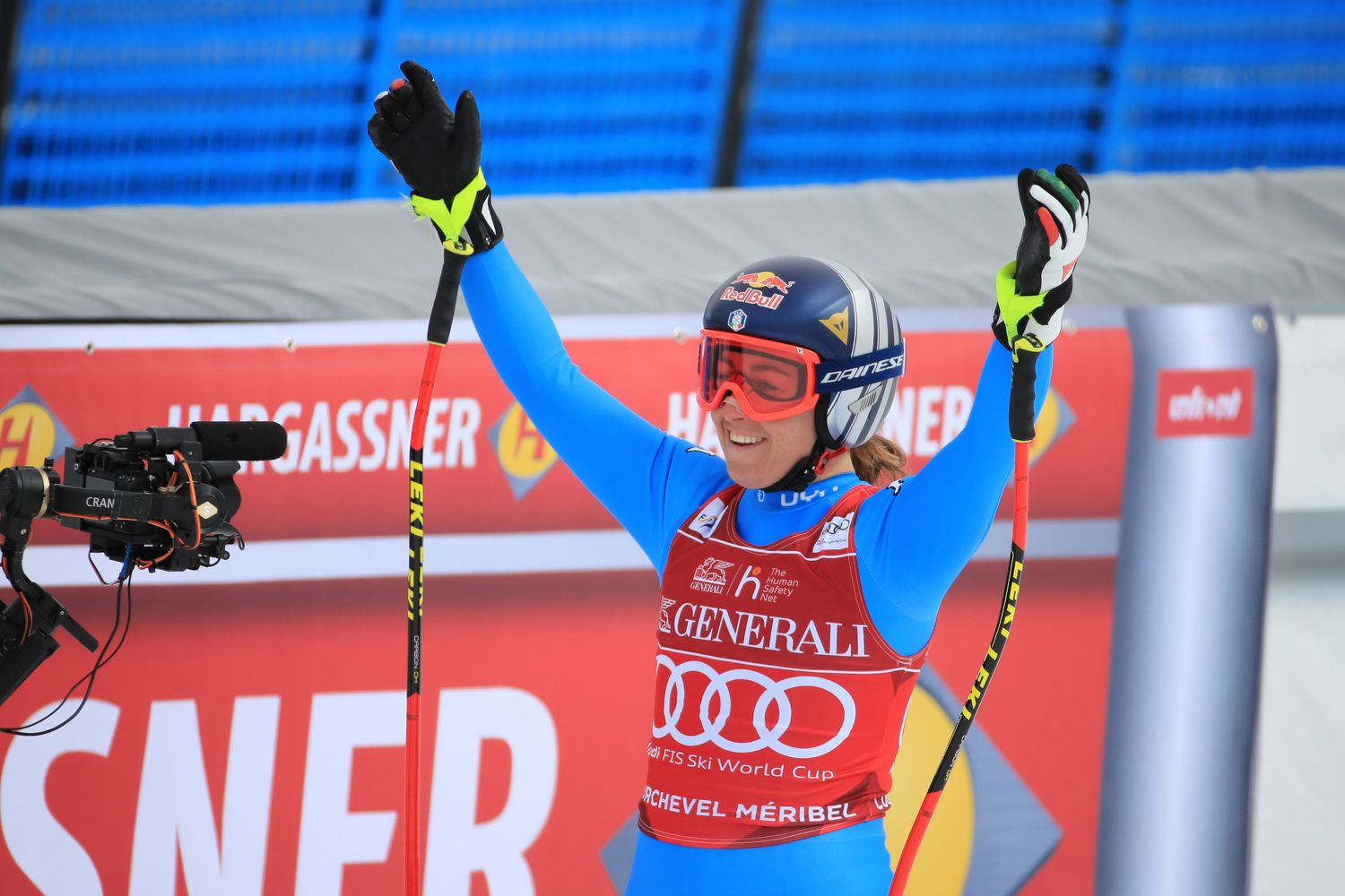 Sofia Goggia jubelt über die Kristallkugel.