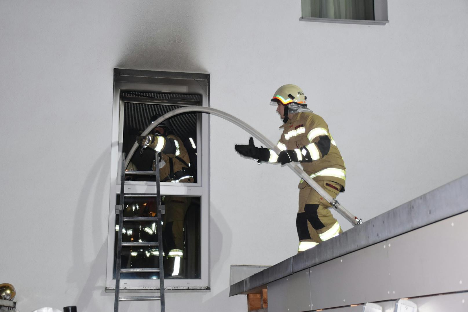Als die Feuerwehr am Einsatzort eintraf, standen Teile des Zimmers bereits in Flammen. Das Feuer wurde gelöscht, die Wohngemeinschaft war nach dem Brand aber nicht mehr bewohnbar.