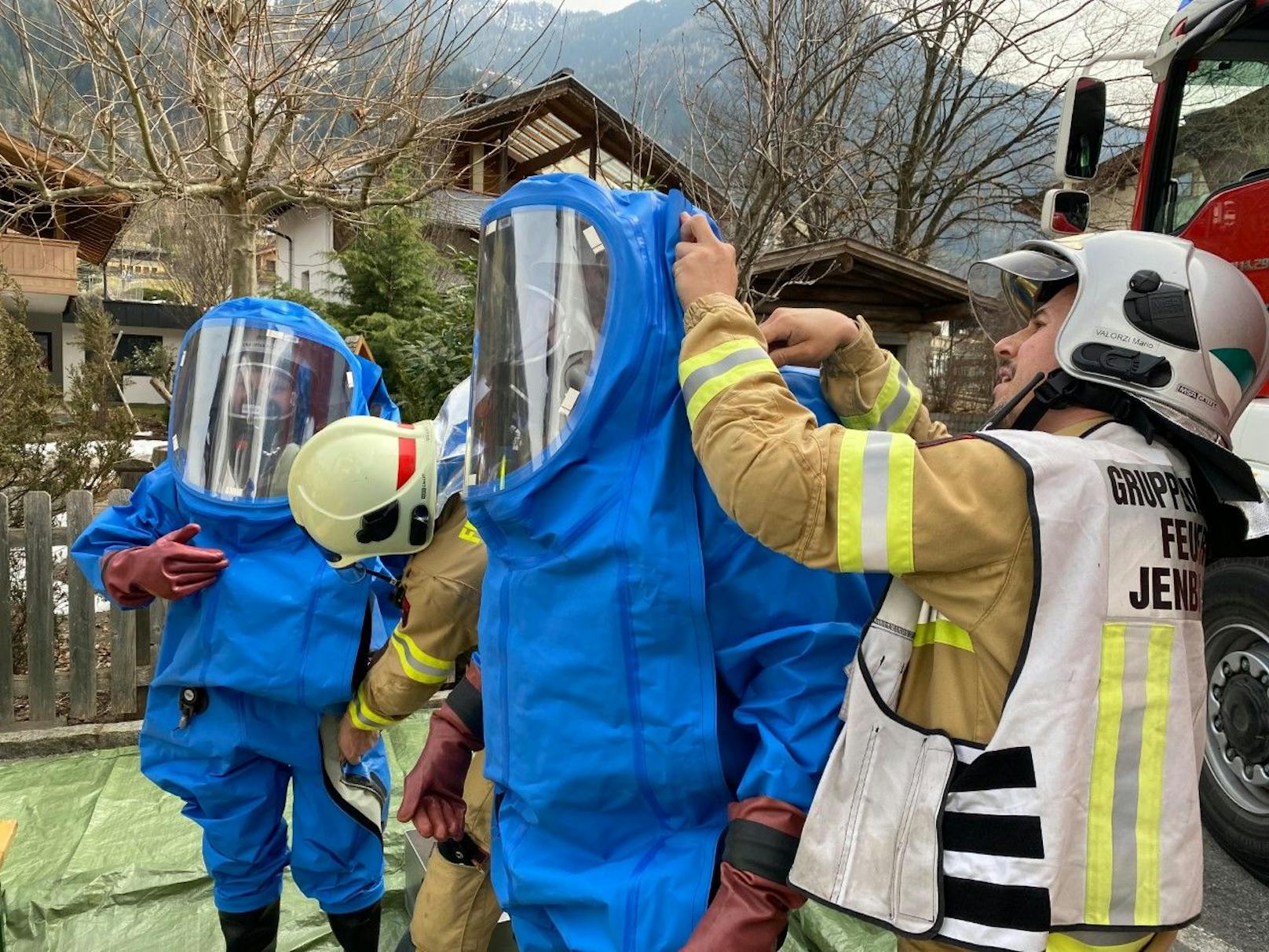 Die Floriani mussten den Einsatzort in speziellen Schutzanzügen betreten.&nbsp;