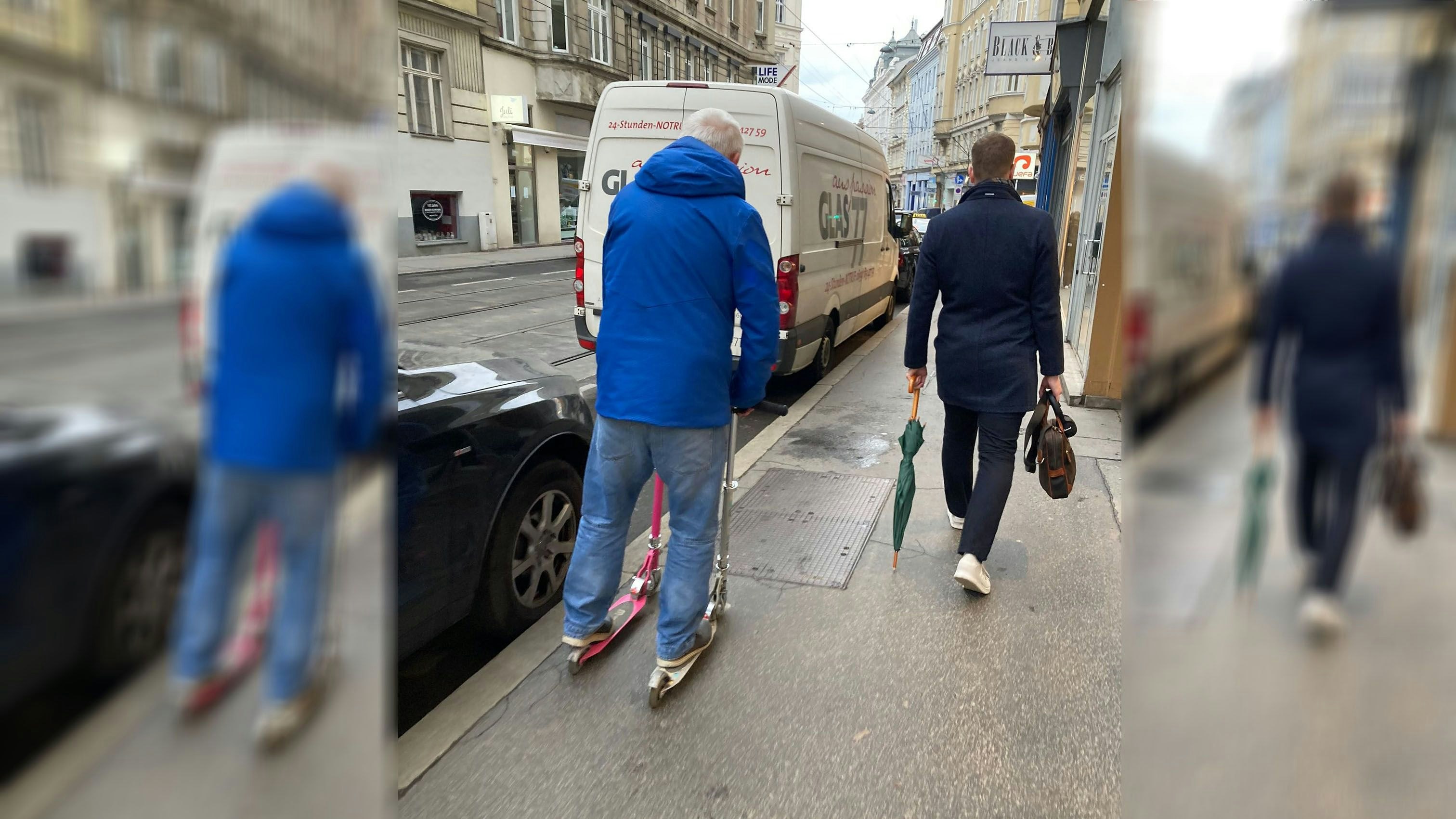 Wiener mit zwei Rollern unterwegs