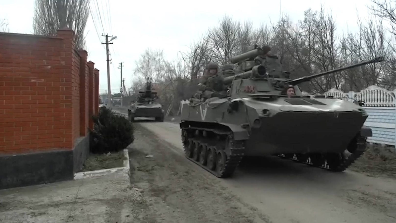 Seit dem 24. Februar dringt die russische Armee mit <strong>Panzern und Flugzeugen</strong> vom Norden, Osten und Süden in die Ukraine vor.