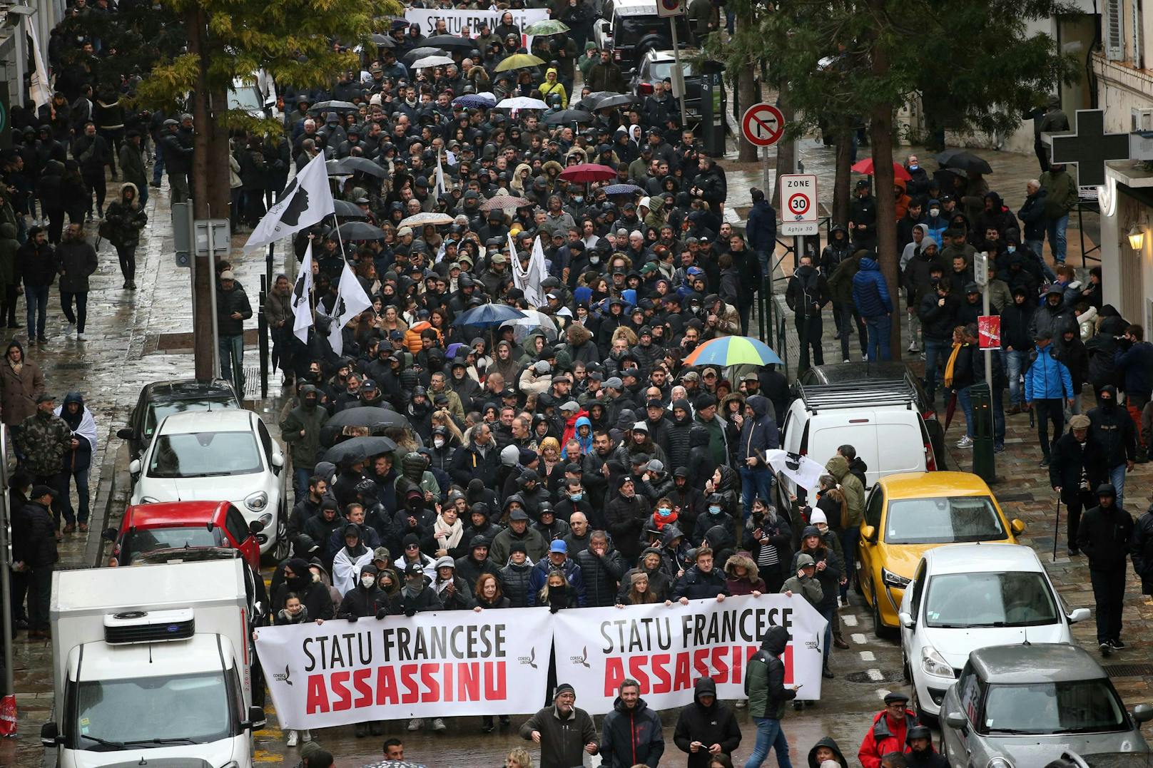 Seit der Attacke auf Separatist Yvan Colonna am 2. März im Gefängnis von Arles gehen tausende Menschen auf die Straßen. Sie machen den Staat für den Angriff mitverantwortlich.