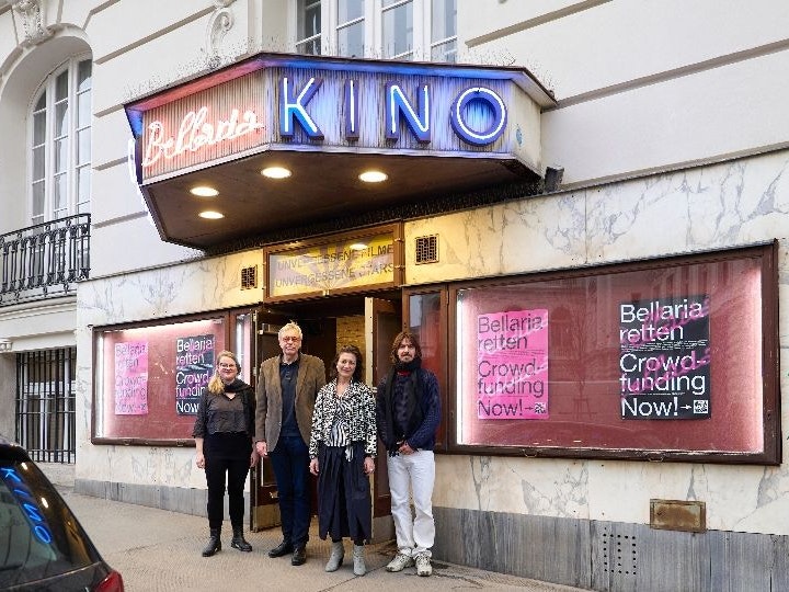 Stadträtin Veronica Kaup-Hasler mit Moritz Baier und Daniel Botros, Betreiber des Café Liebling und der Burggasse 24, sowie von Michael Stejskal, Votiv Kino, den Initator*innen des Crowdfunding für das Bellariakinos.