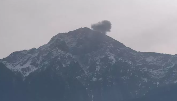 Über der Absturzstelle hat es dichte Rauchwolken. Der zweite Pilot überlebte schwer verletzt. 