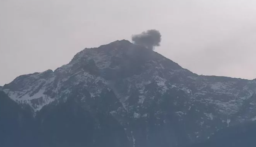 Über der Absturzstelle hat es dichte Rauchwolken. Der zweite Pilot überlebte schwer verletzt. 
