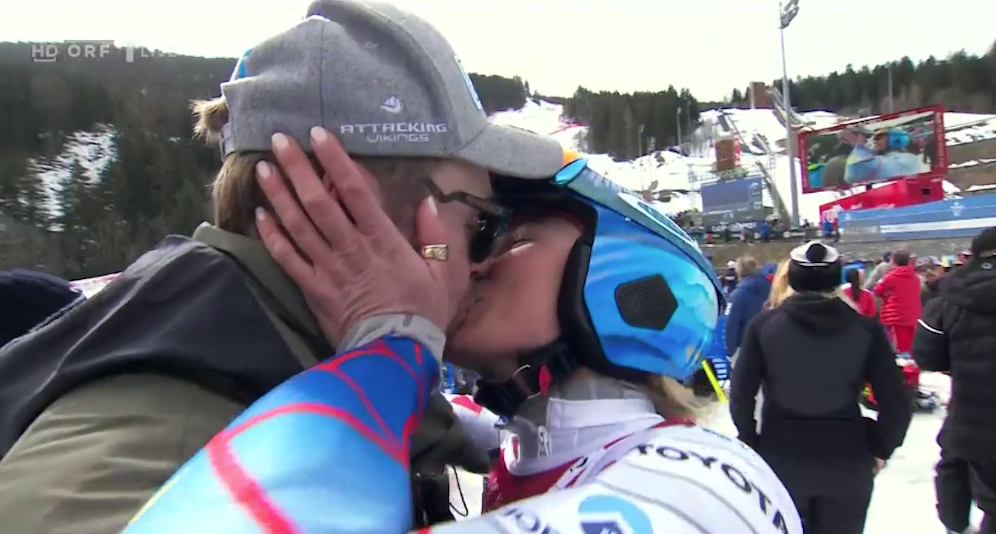 Mikaela Shiffrin holt sich ihr Siegerbussi von Aleksander Aamodt Kilde.