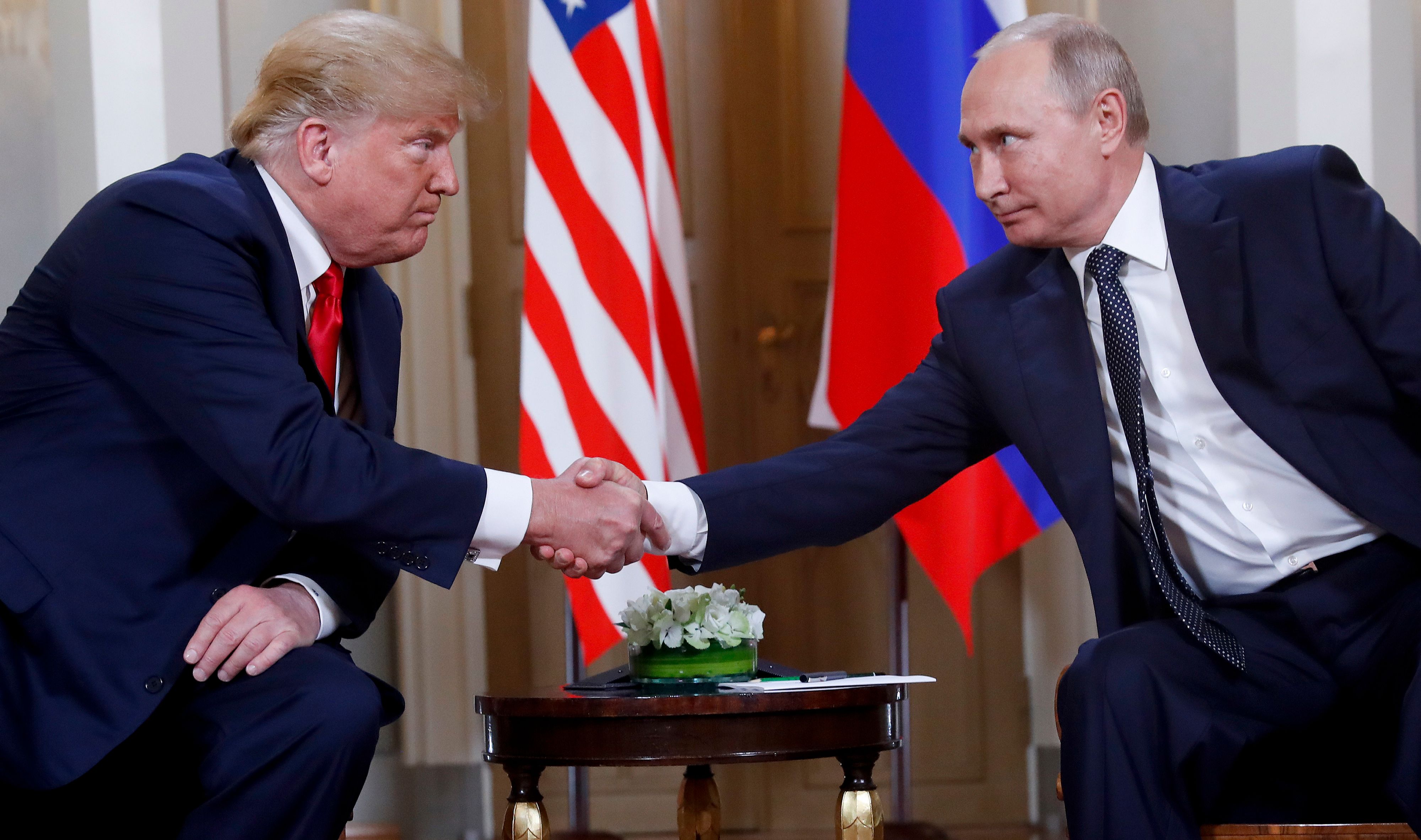 Donald Trump pflegte stets ein freundliches Verhältnis zu Wladimir Putin. Nach dem Einmarsch in die Ukraine distanziert er sich plötzlich von dem russischen Präsidenten.