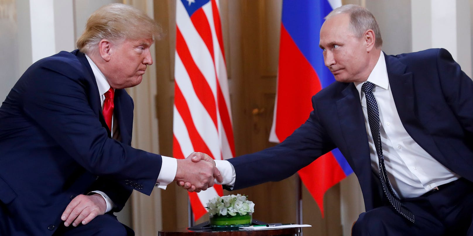 Donald Trump pflegte stets ein freundliches Verhältnis zu Wladimir Putin. Nach dem Einmarsch in die Ukraine distanziert er sich plötzlich von dem russischen Präsidenten.