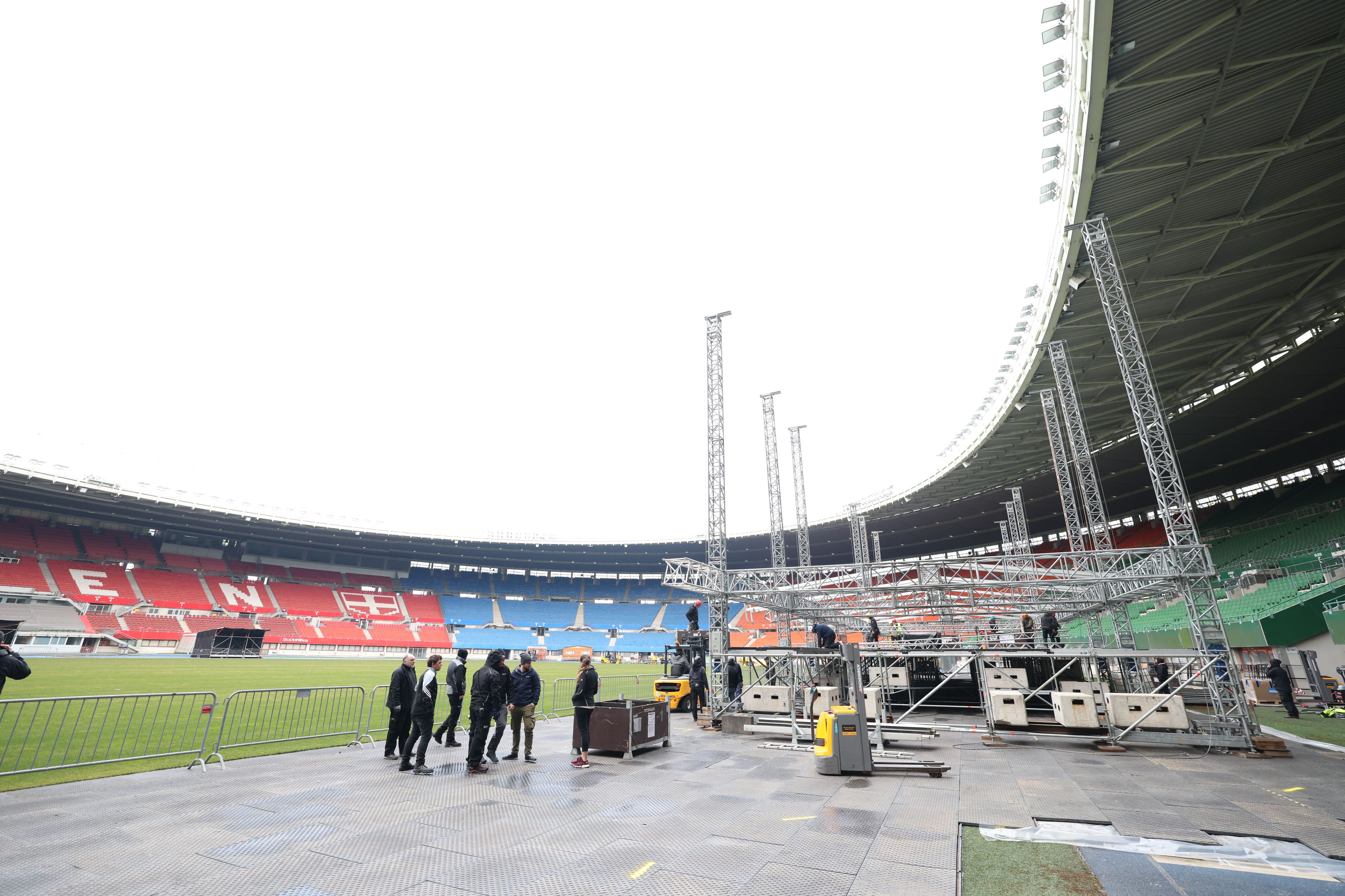 Im Stadion schreitet der Aufbau für Samstag voran. 