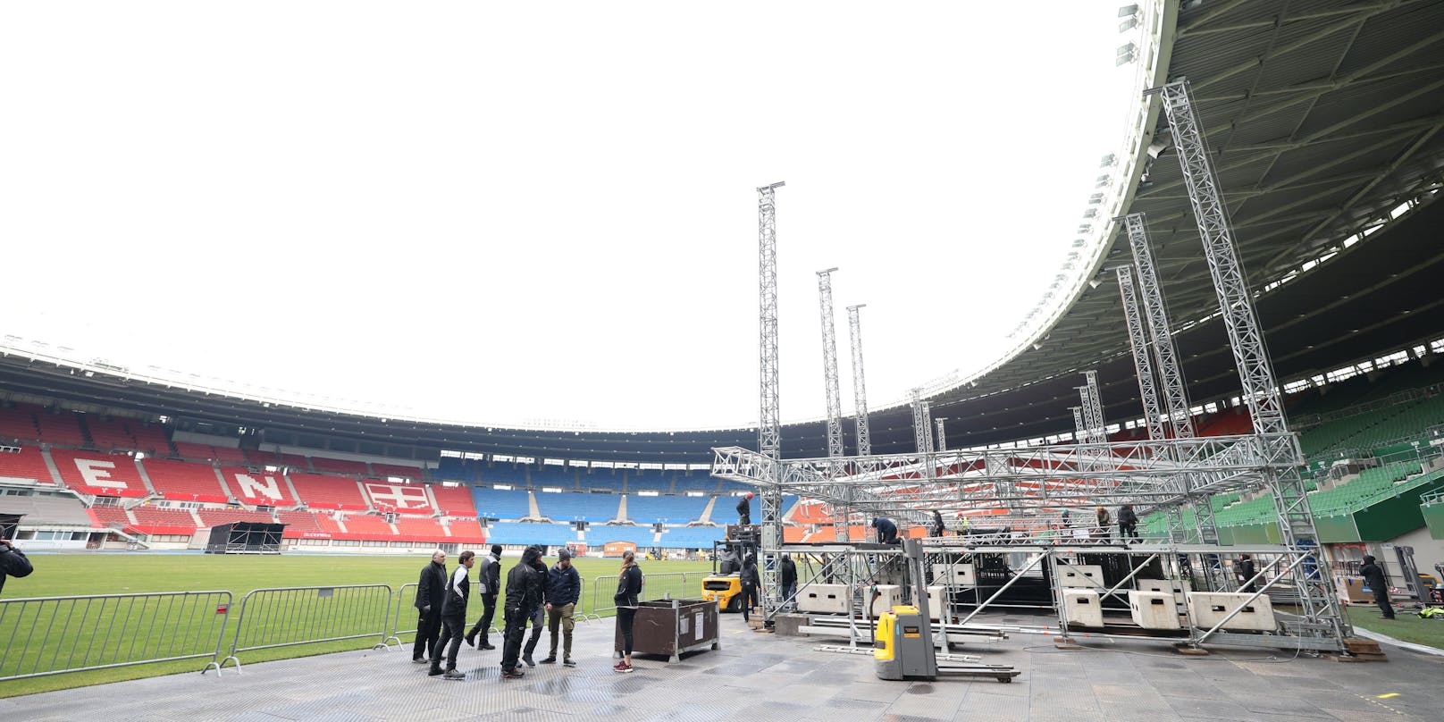 Im Stadion schreitet der Aufbau für Samstag voran. 