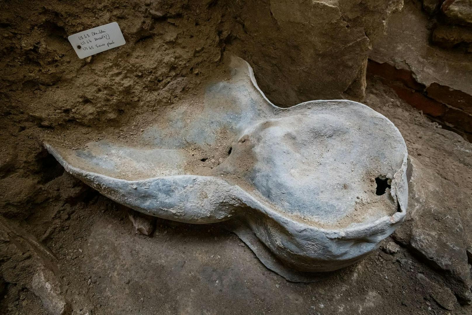 Unter den Gräbern wurde ein "vollständig erhaltene Sarkophag in Menschengestalt aus Blei" gefunden. Der Sarg wurde möglicherweise für "einen hochrangigen Würdenträger" angefertigt und stammt wahrscheinlich aus dem 13. Jahrhundert – dem Jahrhundert nach dem Bau der Kathedrale.