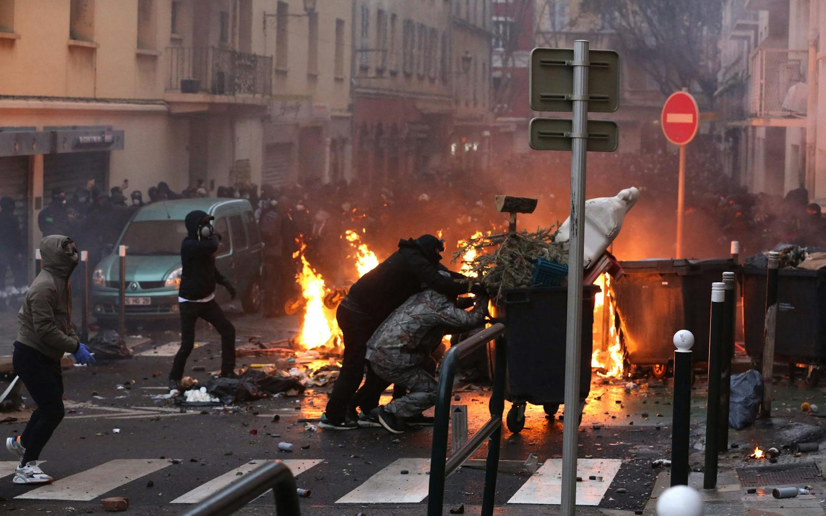 Wütende Demonstranten werfen in der Inselhauptstadt Bastia mit Molotow-Cocktails auf die Polizei. Diese reagiert mit Tränengas und Wasserwerfern.