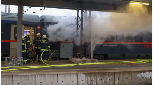 16.03.2021: Riesige Rauchsäule am Bahnhof in Wels – ÖBB-Zug brennt: Erneut hat es Mittwochfrüh in einem Nightjet der ÖBB gebrannt. Diesmal brannte ein Teil eines Nachtreisezug-Waggons am Hauptbahnhof in Wels.