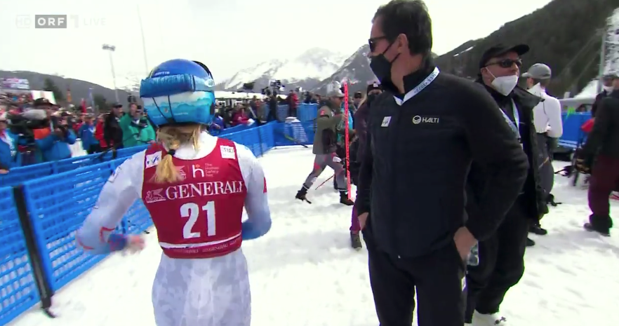 Hier sprintet Shiffrin durchs Zielgelände zu ihrem Freund Kilde.