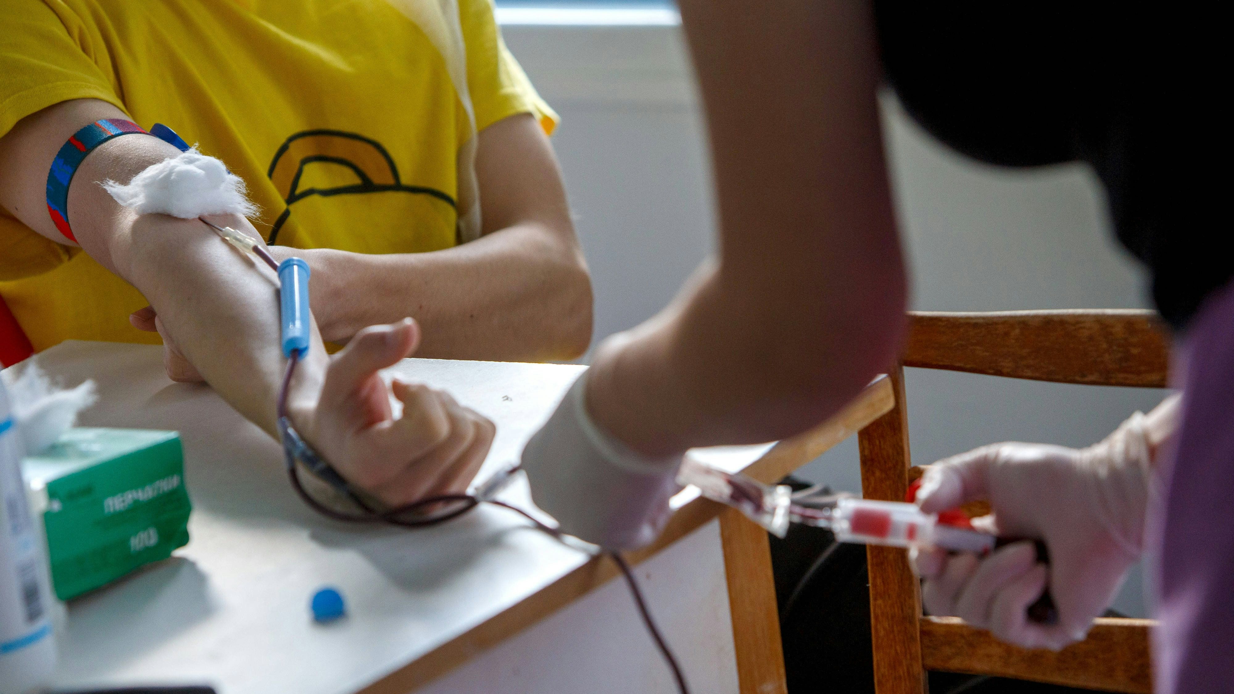 Bisher durften homosexuelle Männer in Frankreich kein Blut spenden. Das ist jetzt vorbei.