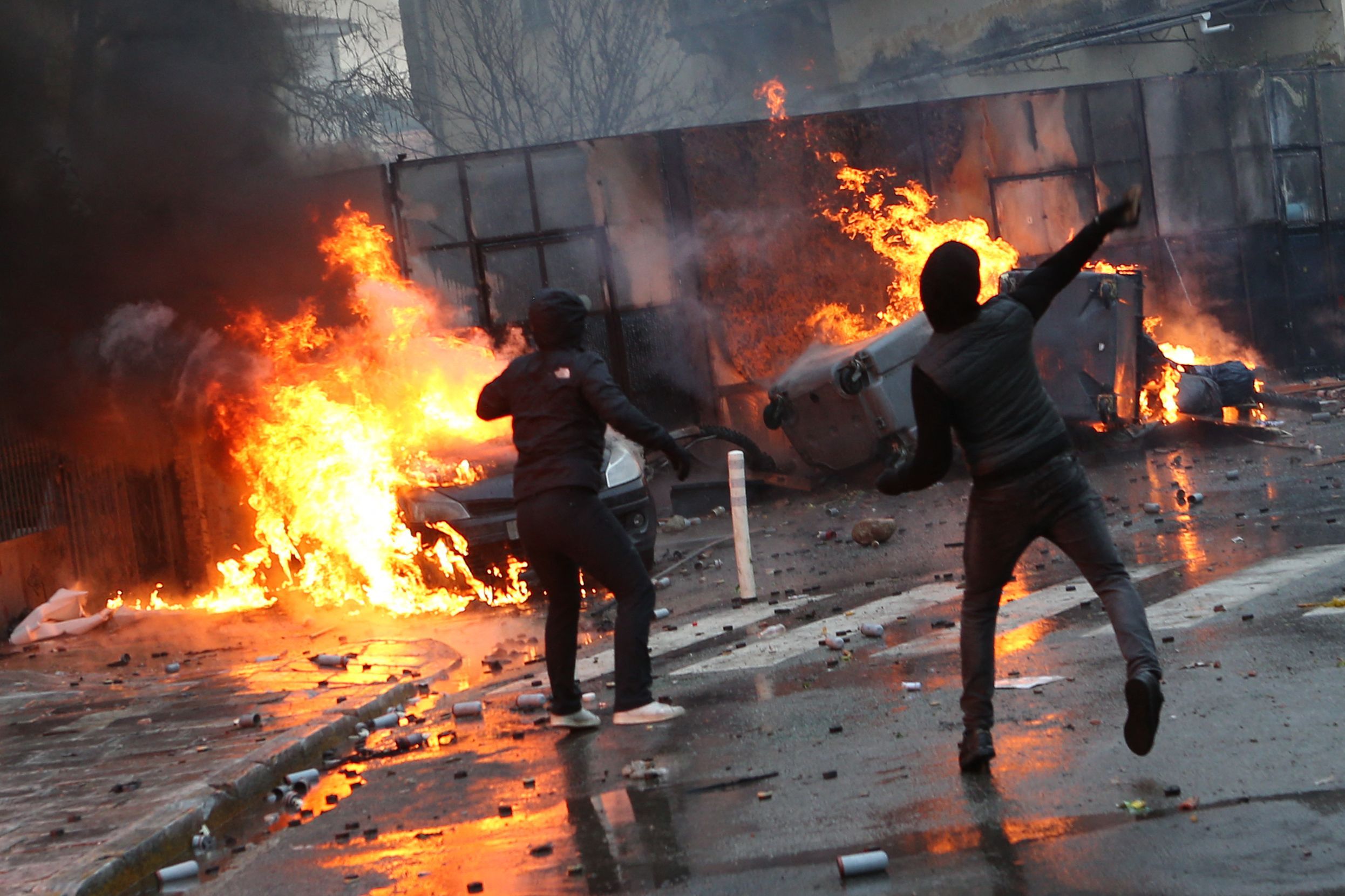 Seit Tagen setzen wütende Demonstranten Fahrzeuge und Gebäude in Brand – die Polizei reagiert mit Wasserwerfern und Tränengas