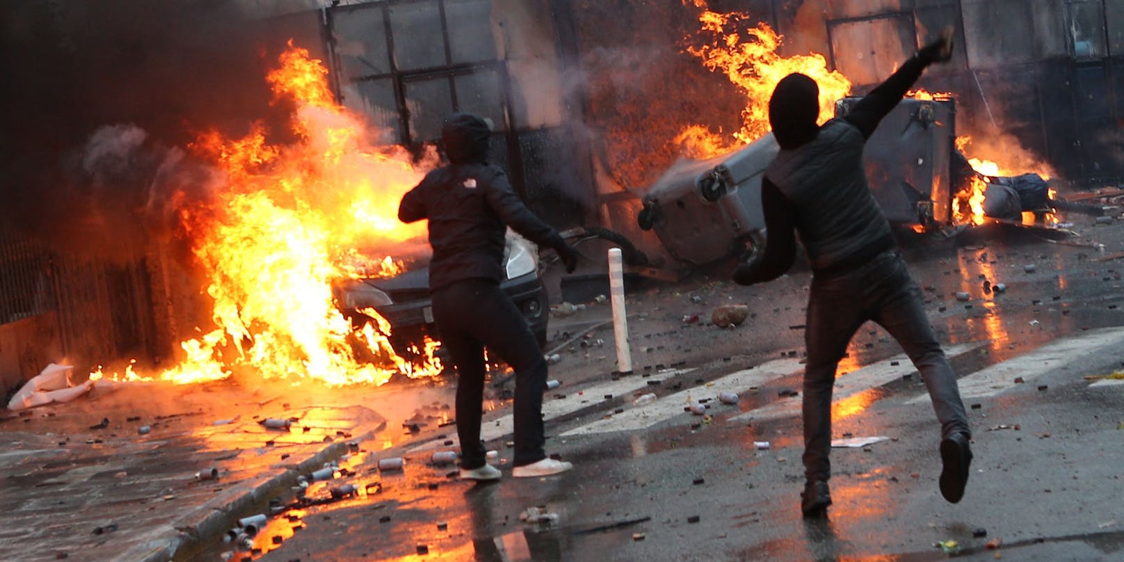 Seit Tagen setzen wütende Demonstranten Fahrzeuge und Gebäude in Brand – die Polizei reagiert mit Wasserwerfern und Tränengas