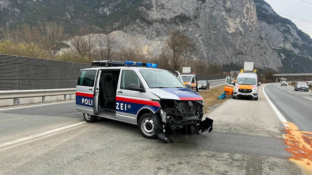 Das Polizeiauto wurde bei dem Crash schwer beschädigt.