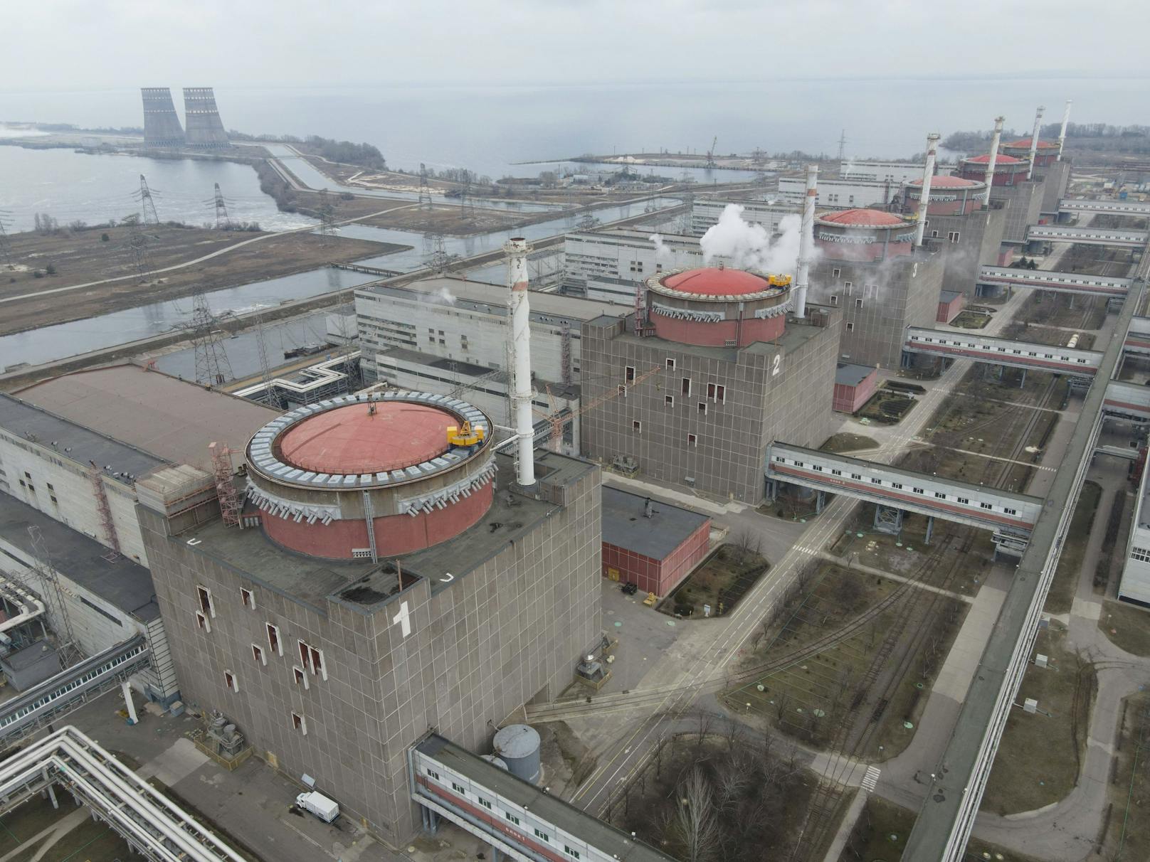 Luftaufnahme des ukrainischen&nbsp;<a href="https://www.heute.at/s/rakete-trifft-erneut-atomkraftwerk-experten-besorgt-100221507">AKW Saporischschja</a>.