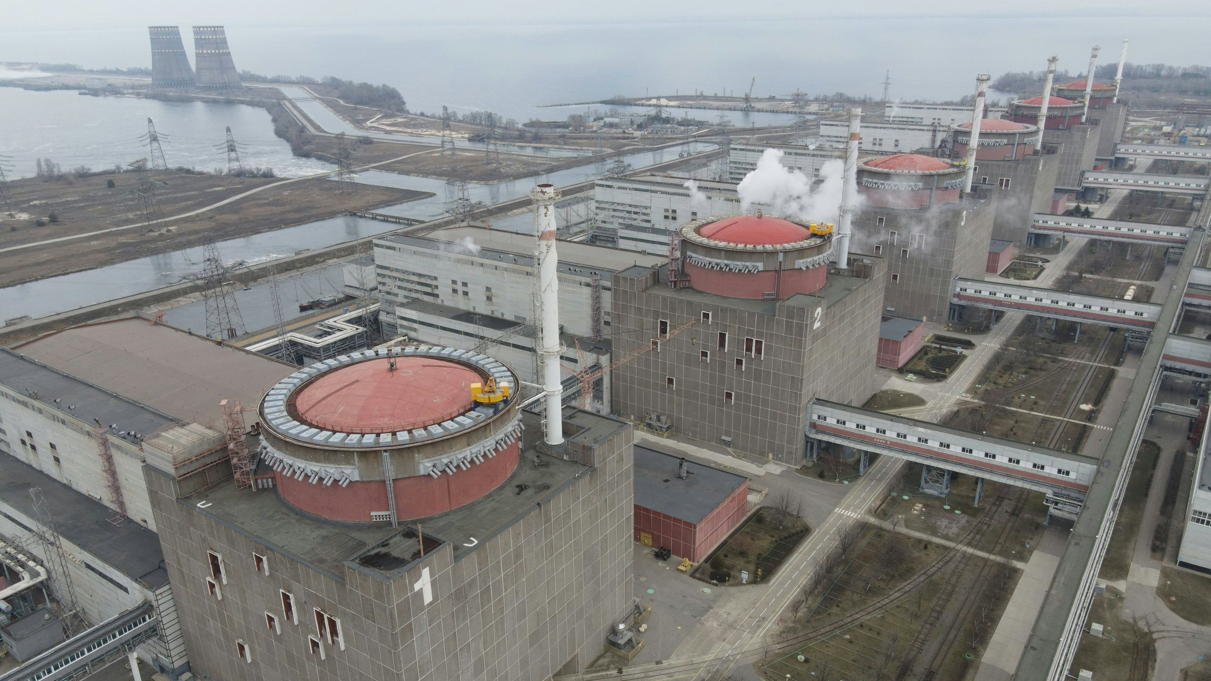  Ukraine Russia Military Operation 8136360 08.03.2022 This aerial view shows the Zaporozhye nuclear power plant located in the steppe zone on the shore of the Kakhovsky reservoir in the city of Energodar, Zaporozhye region, of Ukraine. The Zaporozhye NPP has completely come under the control of the Russian military. Konstantin Mihalchevskiy / Sputnik Energodar Zaporozhye region Ukraine PUBLICATIONxINxGERxSUIxAUTxONLY Copyright: xKonstantinxMihalchevskiyx