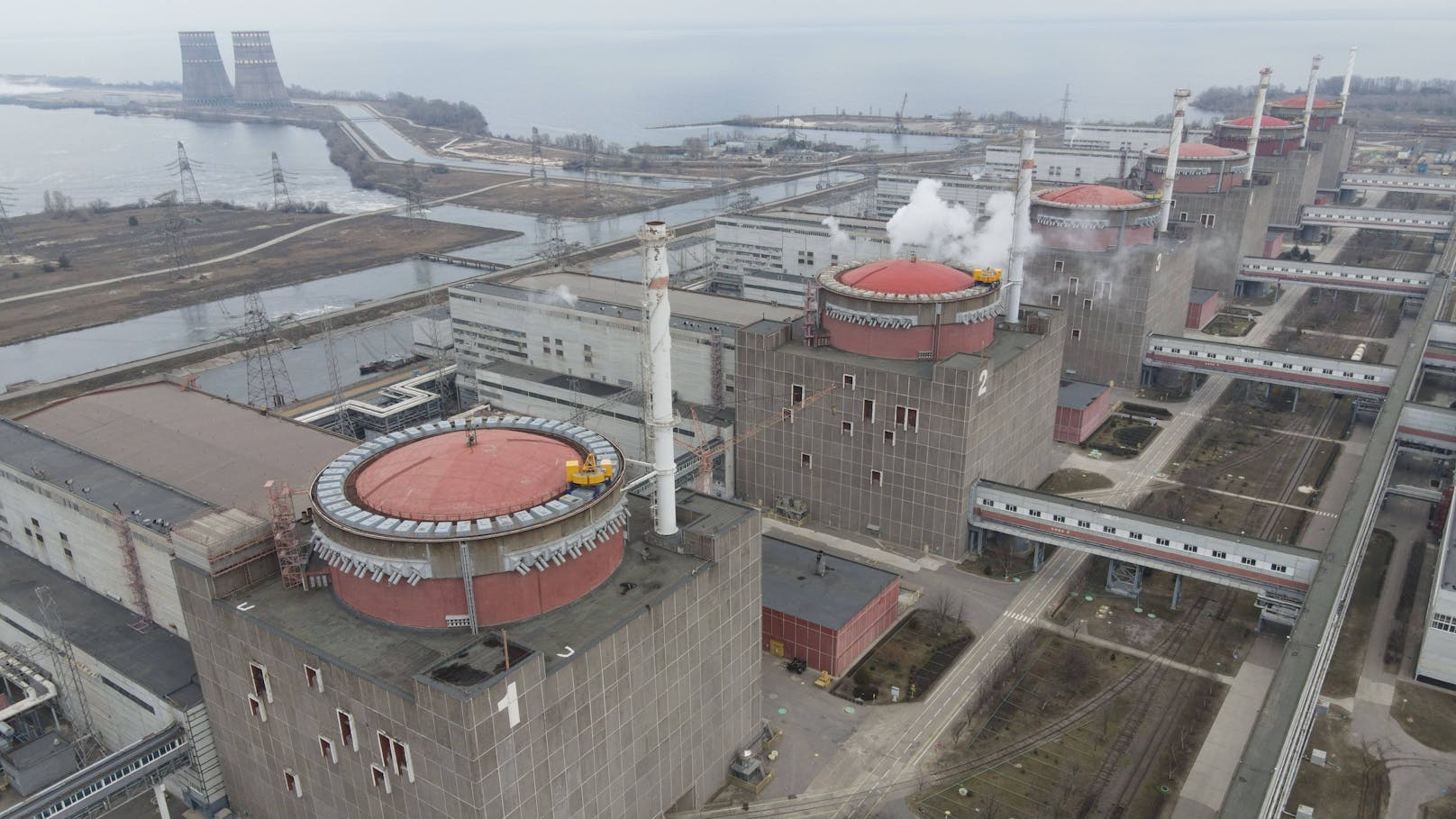 Der Beschuss des ukrainischen Kernkraftwerks Saporischschja bei den Kämpfen russischer und ukrainischer Truppen alarmiert die Internationale Atomenergiebehörde (IAEA).