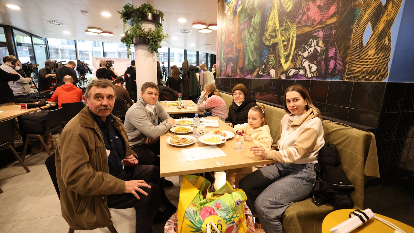 Irina (29), Kira (5), Oma Nadeja (62), Opa Anatoly (64) und Sergey (32) wollen weiter reisen.