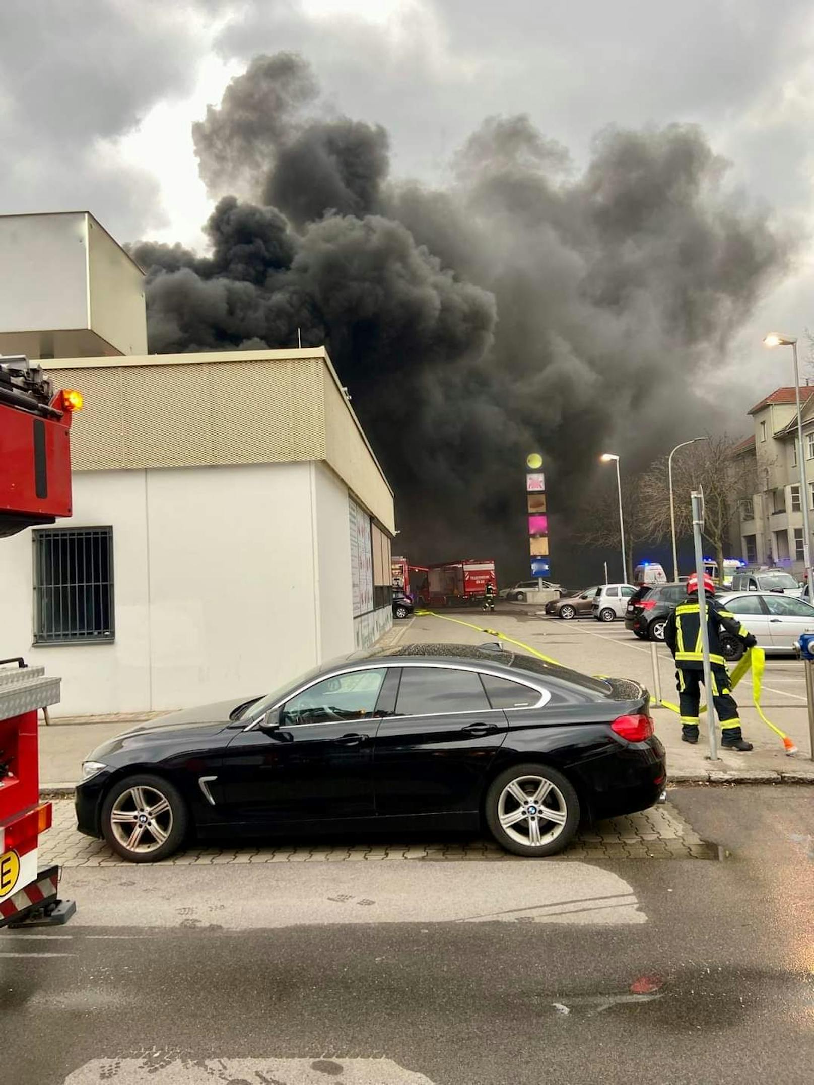 Schwarze Rauchsäule, Flammen: Die Feuerwehr Schwechat im Löscheinsatz