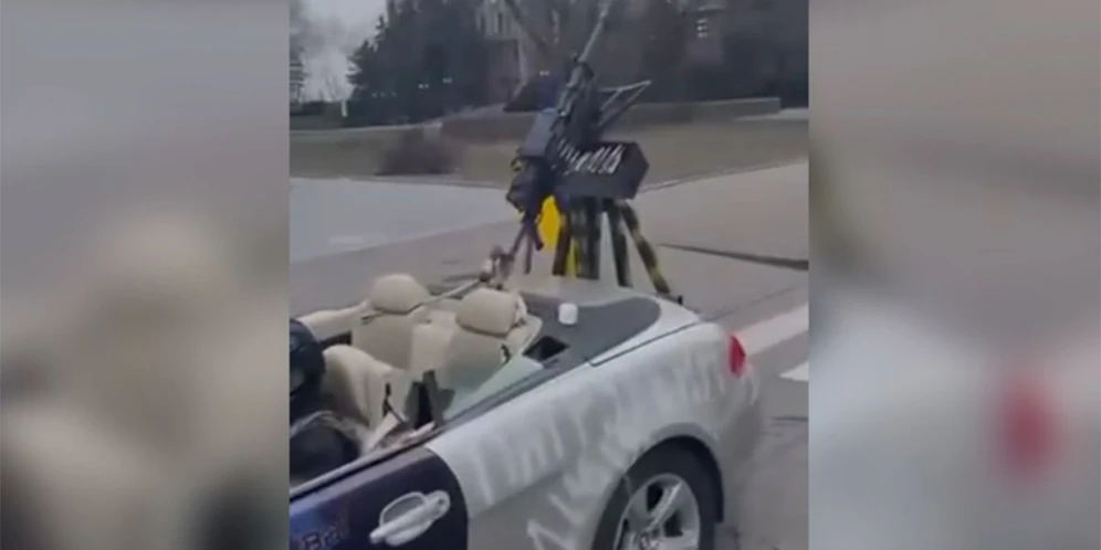 Das hast du noch nie gesehen: Ukrainer rüsten BMW Cabrio mit Maschinengewehr auf.