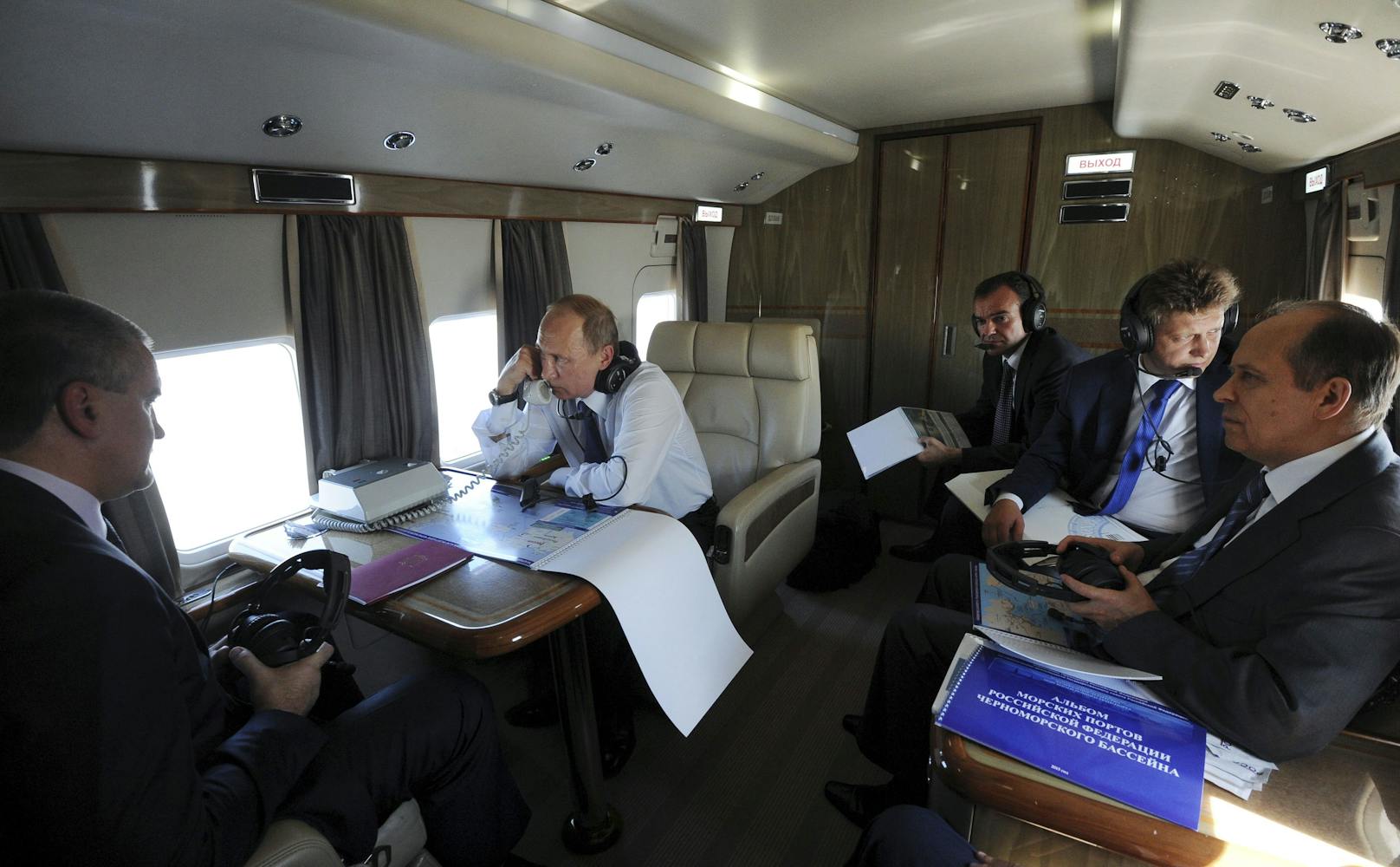 Der Helikopter als Machtzentrale: Putin und seine Minister bei einem Arbeitsausflug in Südrussland 2015.