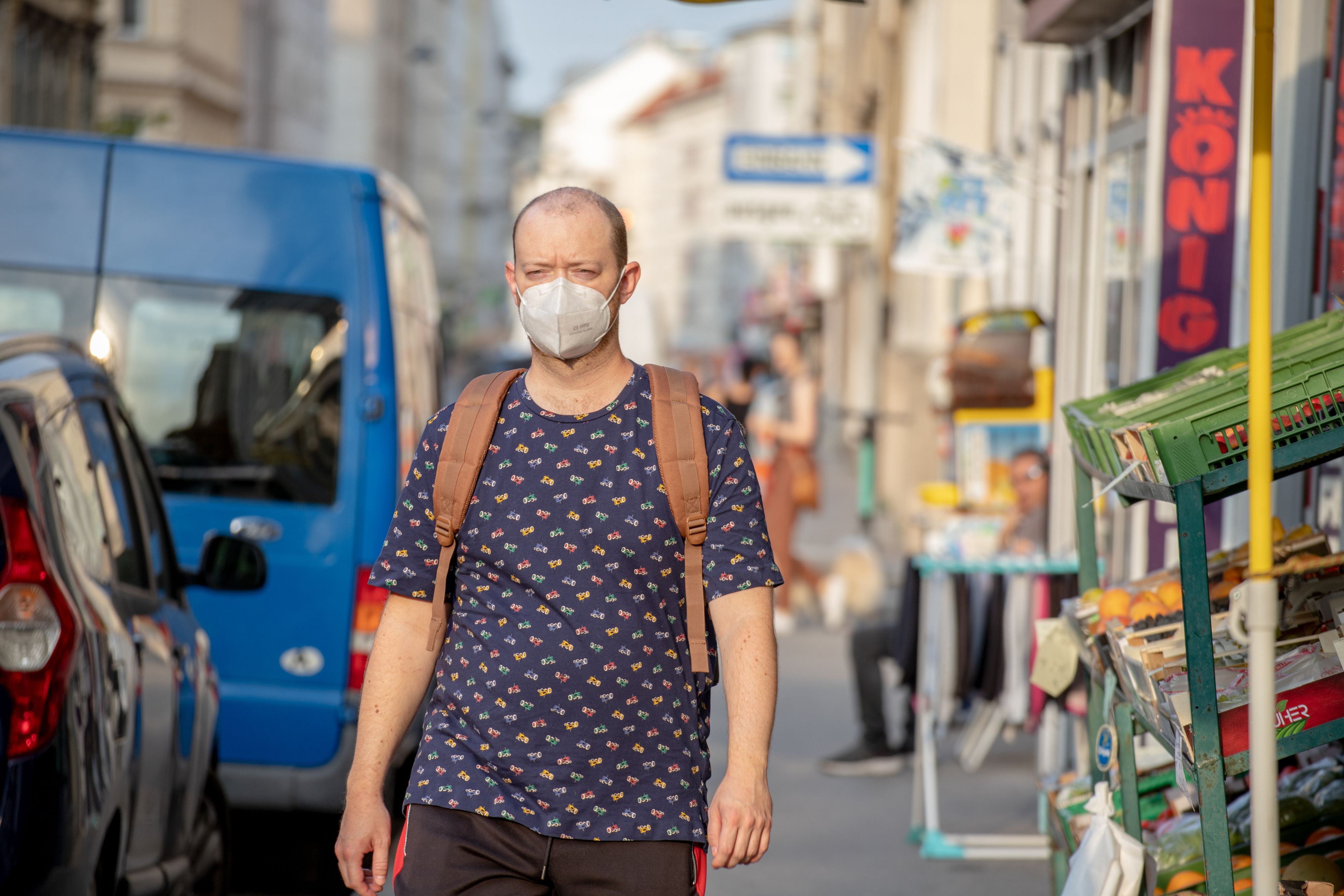 Erste Stimmen werden laut, die Masken und Abstand auch im Sommer als notwendig sehen.