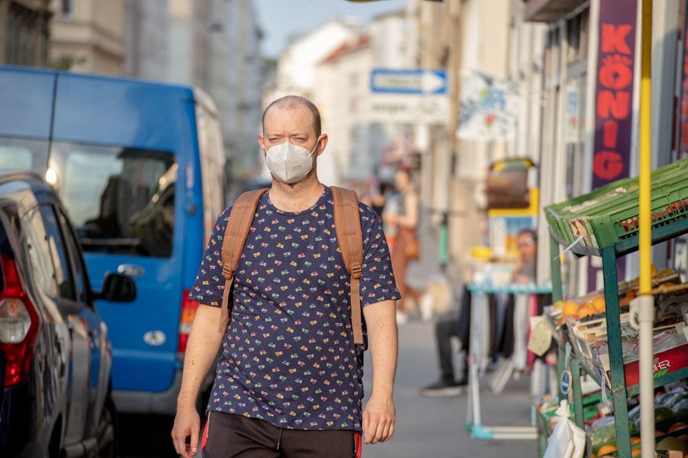 Erste Stimmen werden laut, die Masken und Abstand auch im Sommer als notwendig sehen.