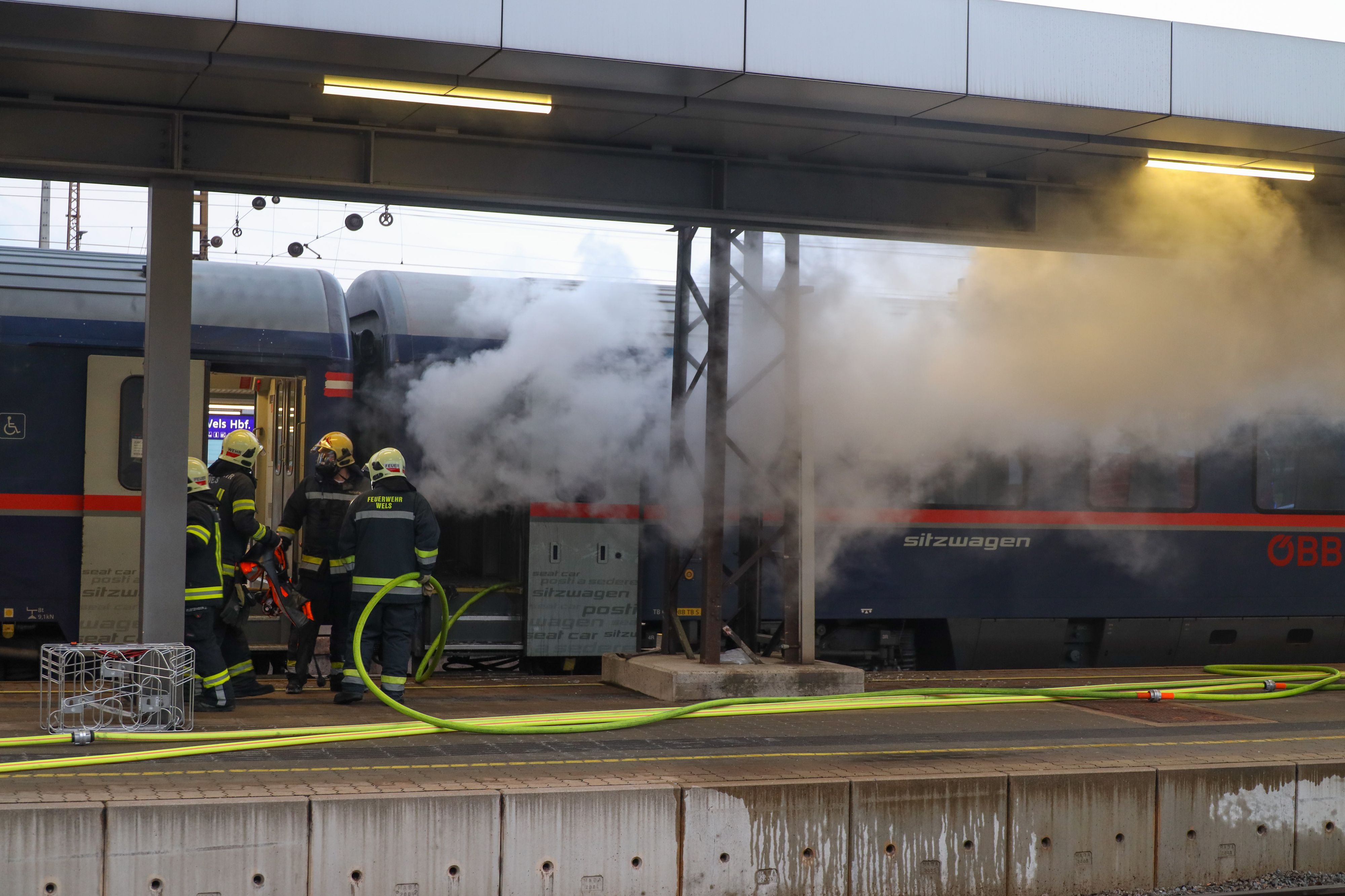 Brand eines Nachtreisezug-Waggons am Bahnhof Wels.