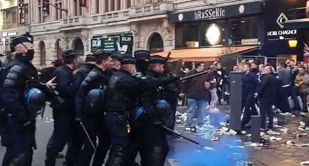 Chelsea-Fans lieferten sich eine Schlägerei mit der Polizei. 